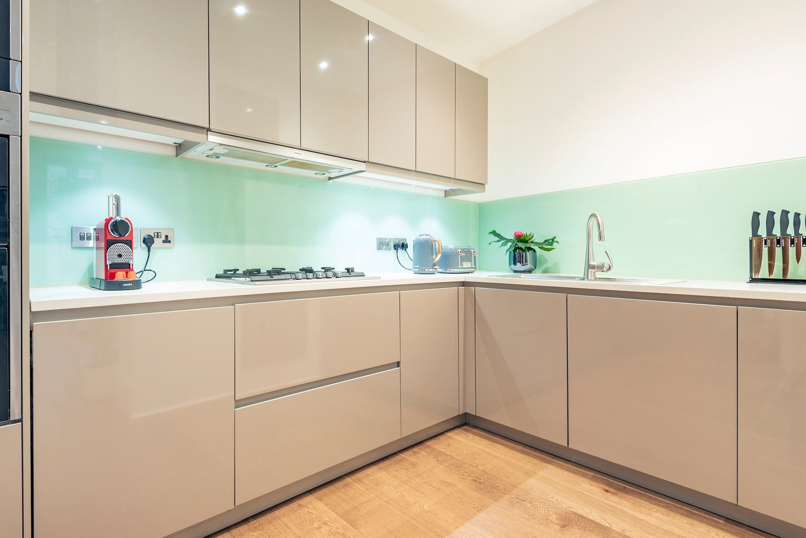 The Prestigious 2Bedroom in Shaftesbury Avenue
