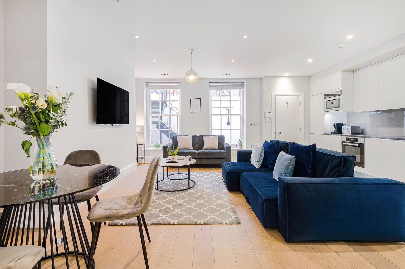 Stunning & Spacious pad at John Street