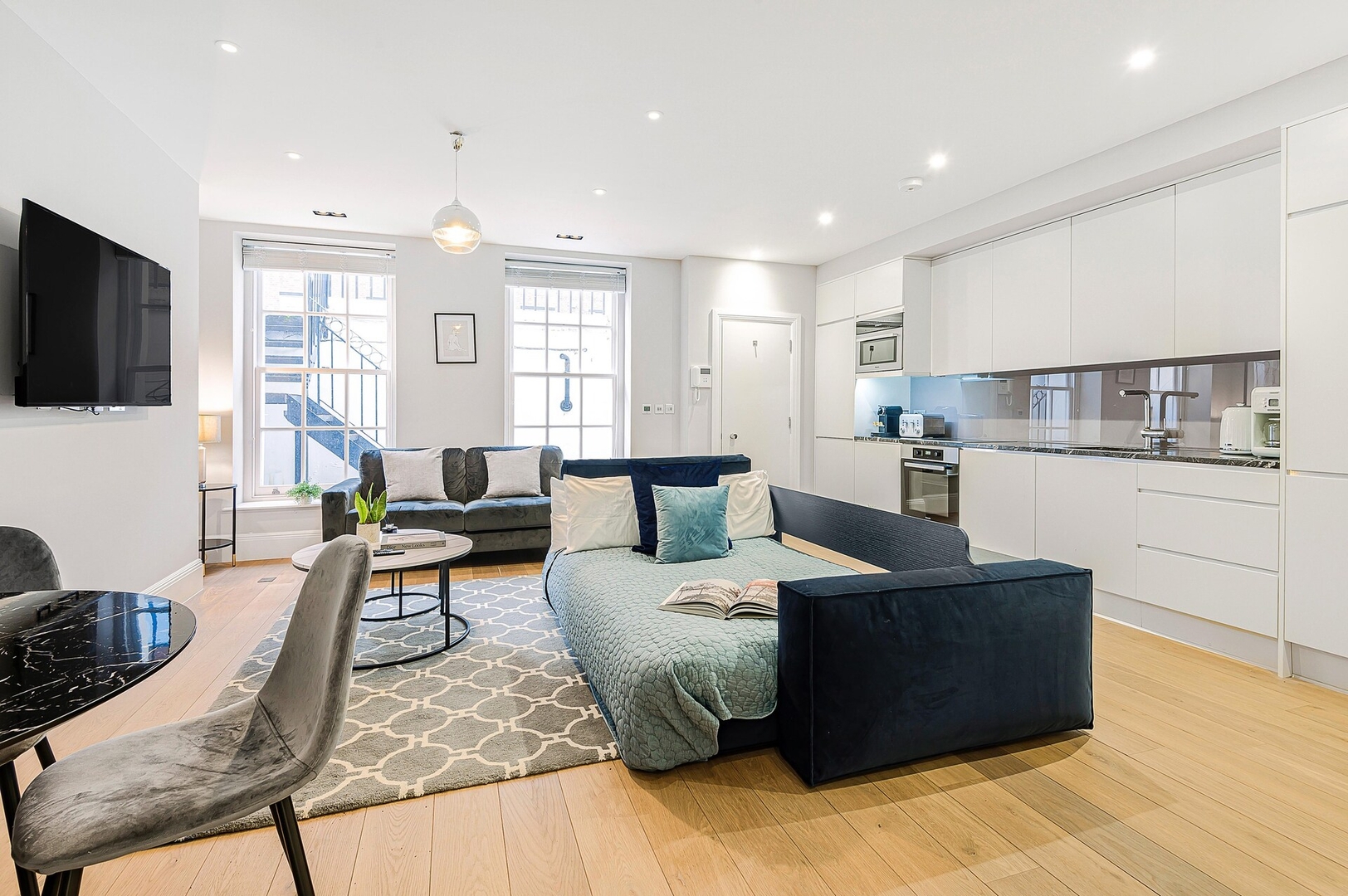 Stunning & Spacious pad at John Street