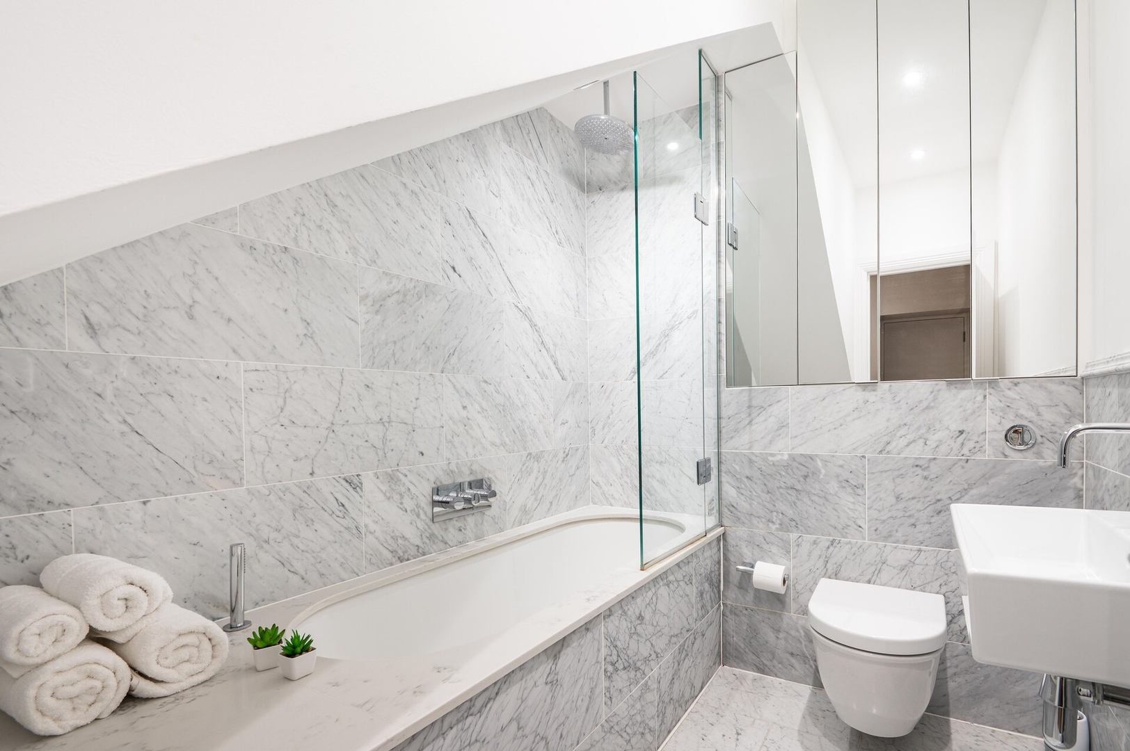 Stunning & Spacious pad at John Street