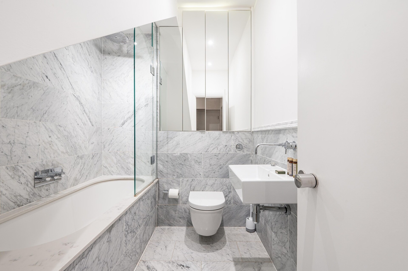 Stunning & Spacious pad at John Street