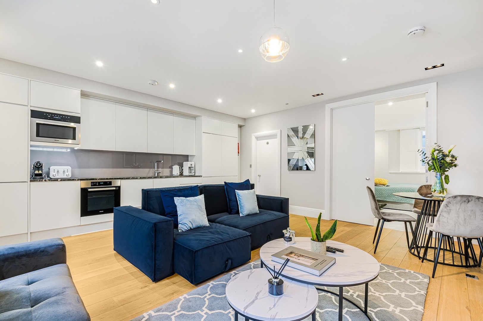 Stunning & Spacious pad at John Street
