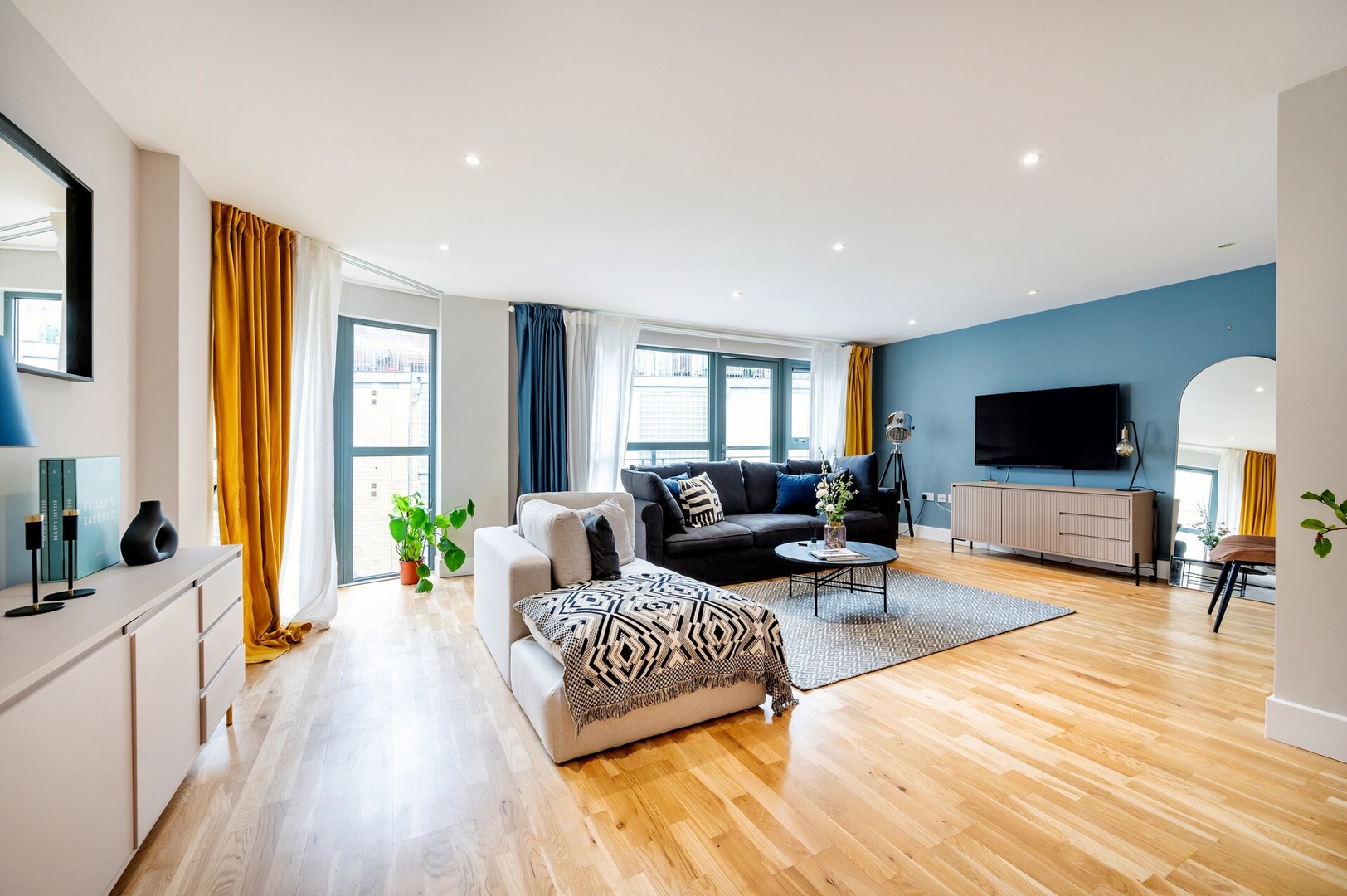 Super Spacious Two Bedroom By London Bridge