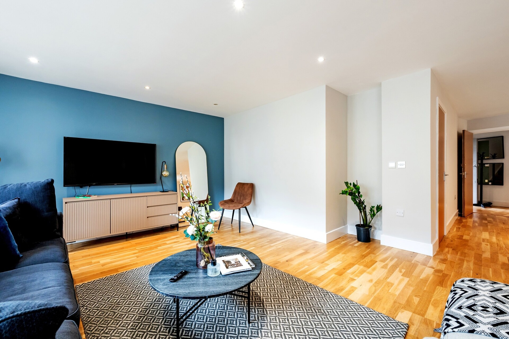 Super Spacious Two Bedroom By London Bridge