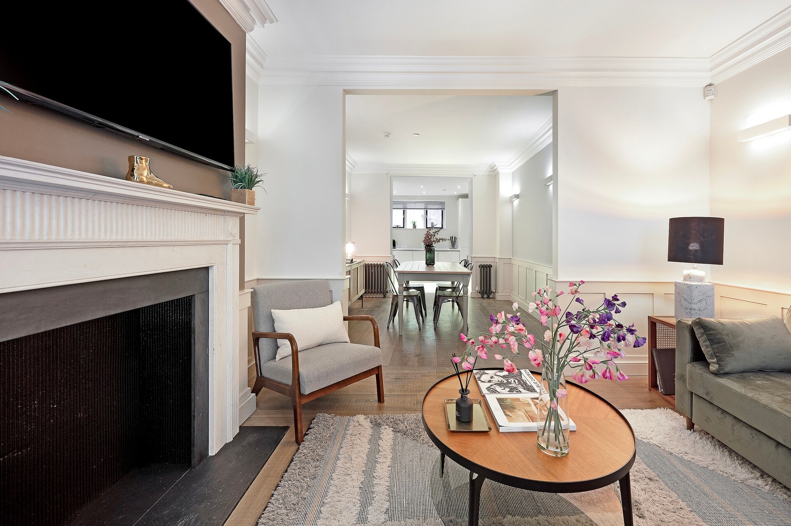 Prime Location English 5 bedroom house