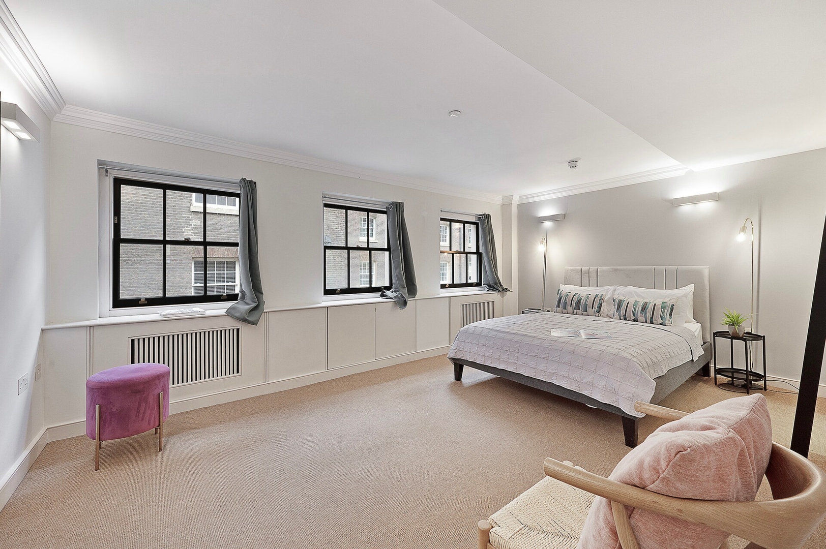 Prime Location English 5 bedroom house