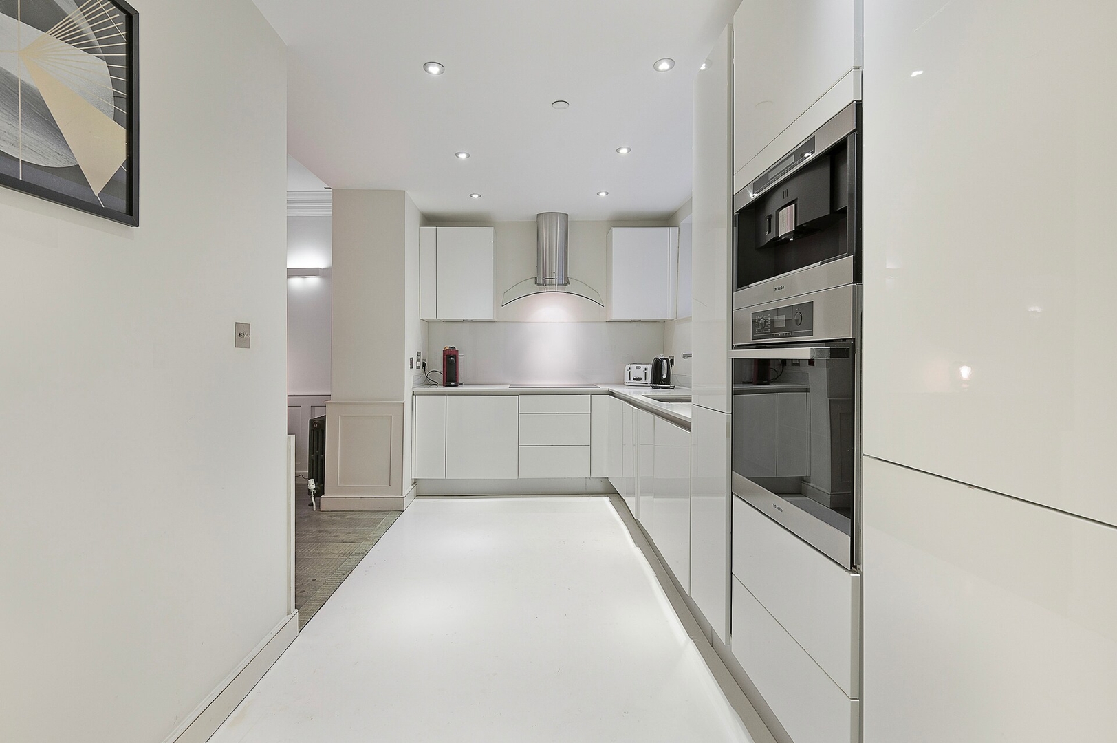 Prime Location English 5 bedroom house
