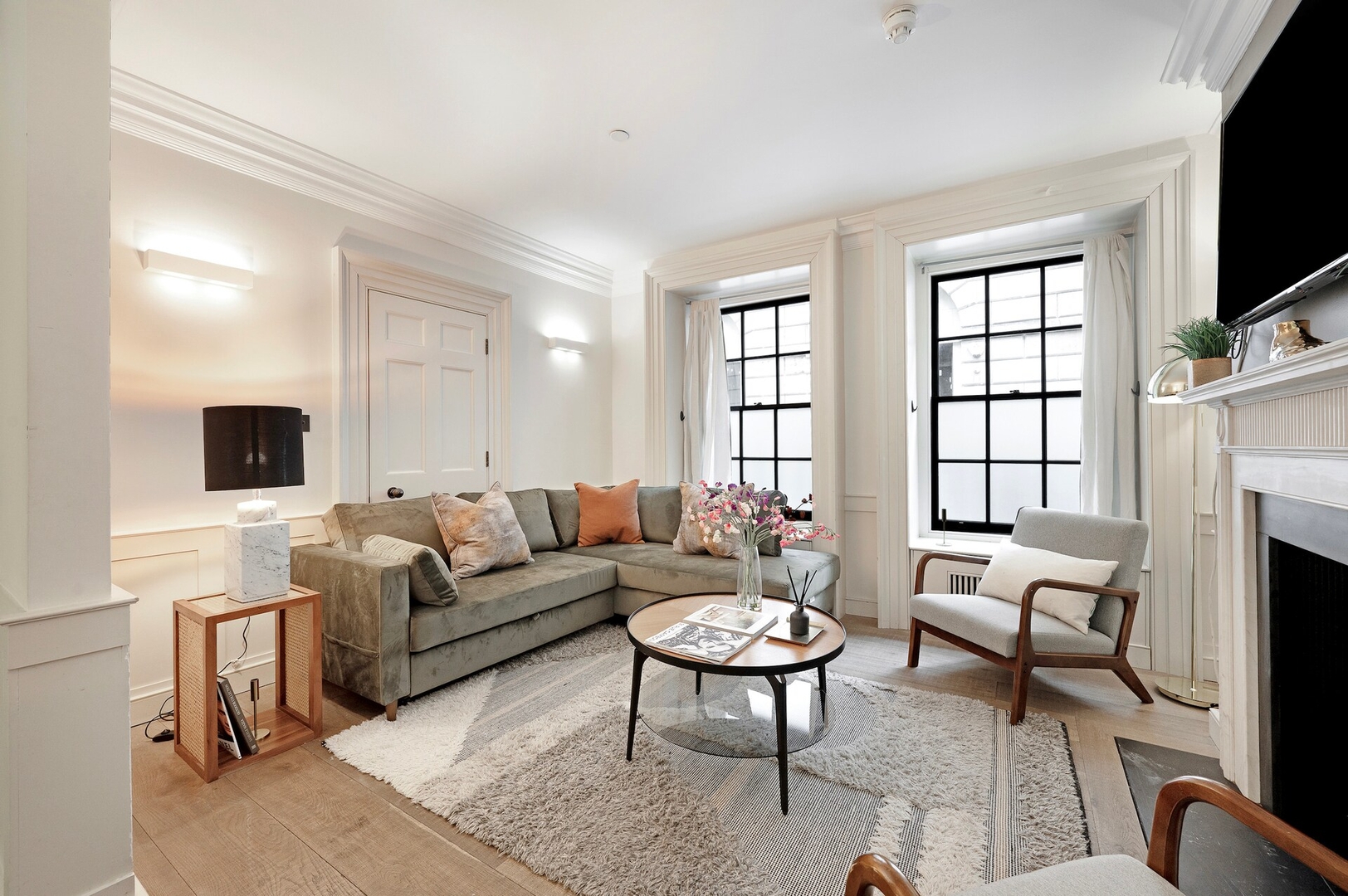 Prime Location English 5 bedroom house