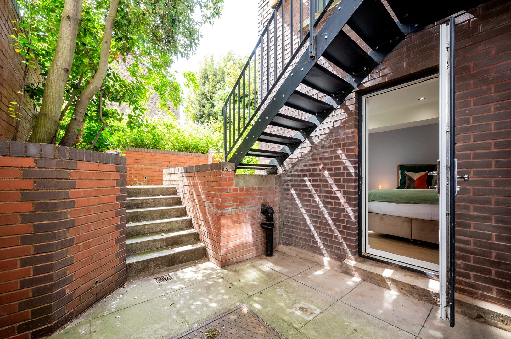 Stylish 2-Bedroom with Private Patio above Camden