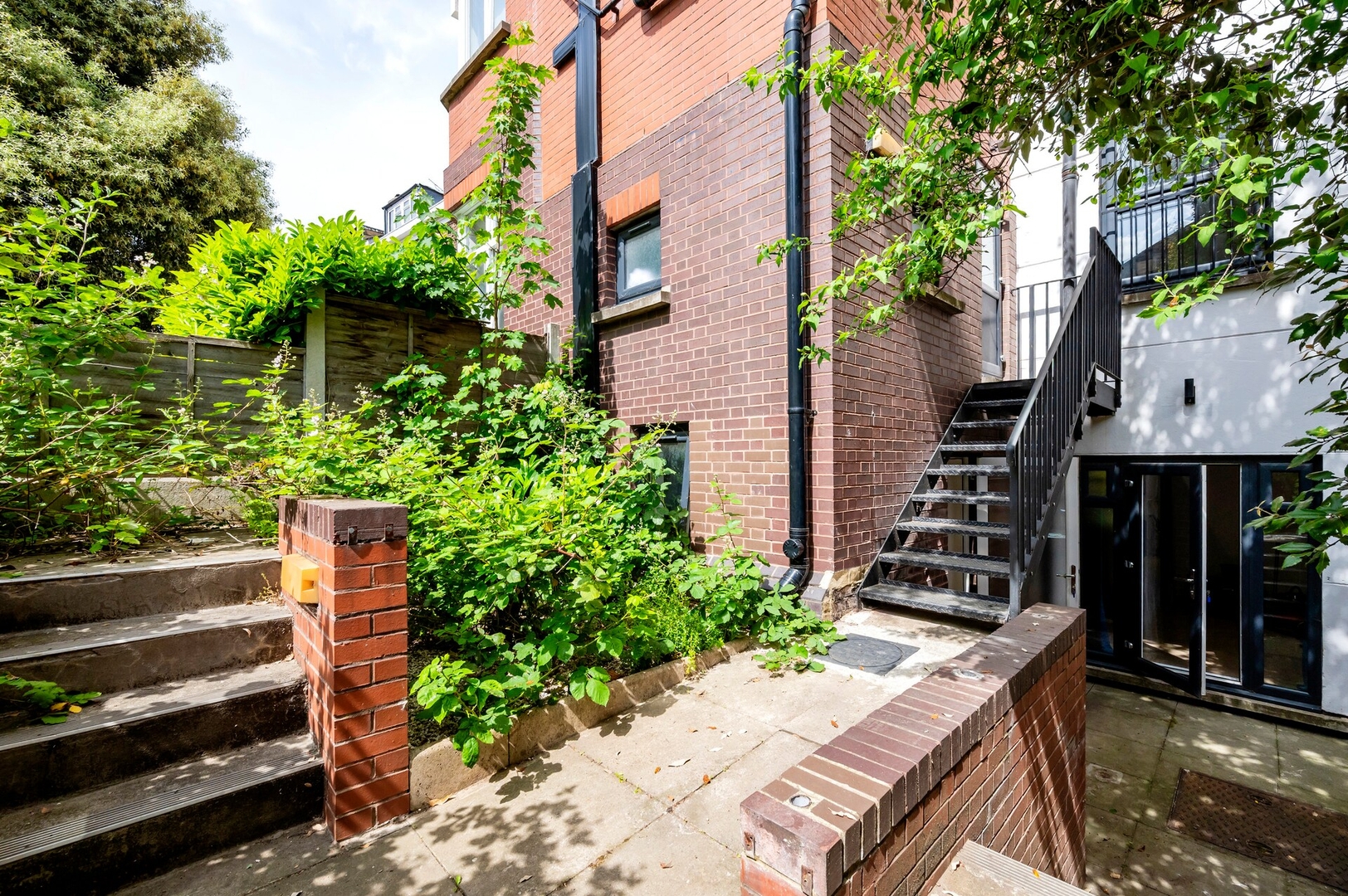 Stylish 2-Bedroom with Private Patio above Camden